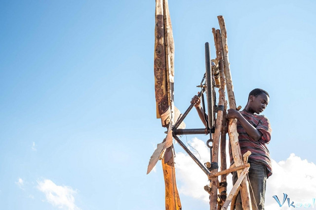 Xem Phim Cậu Bé Khai Thác Gió - The Boy Who Harnessed The Wind - Vkool.Net - Ảnh 2